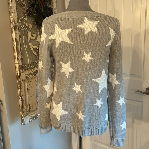 Grey Sweater with White Stars. - Size Medium - Ribbed collar and Sleeves. - Picture 3 of 6